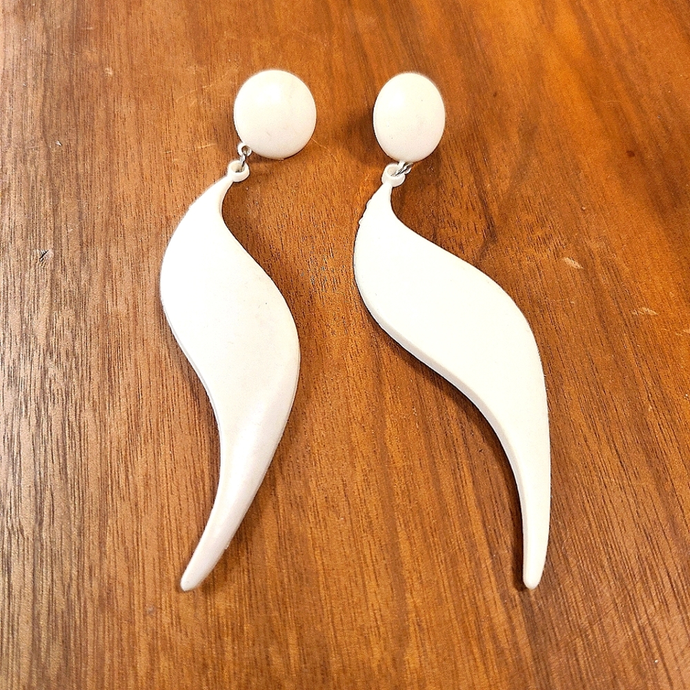 💜2 for 25$ Vintage 70s White All Plastic Abstract Earrings
